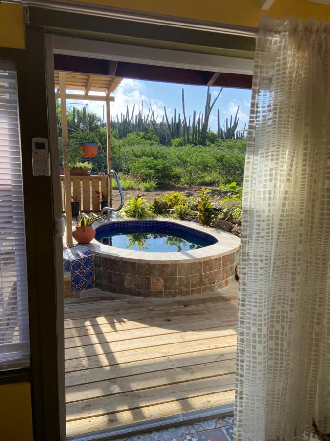 Cozy Studio With Private Spa Oranjestad Exteriör bild